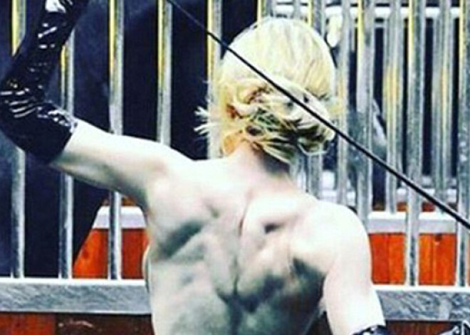 Строгая госпожа: Мадонна позирует топлес в латексе и с плеткой