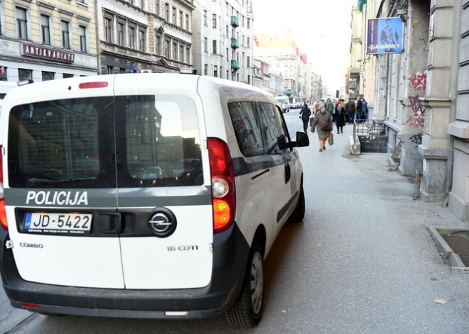 Nepilngadīgos pieķer publiski lietojam alkoholu