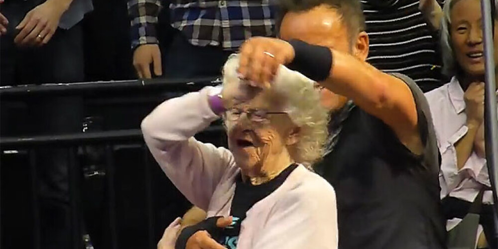 Pārējie klausītāji deju pavadīja ar ovācijām.