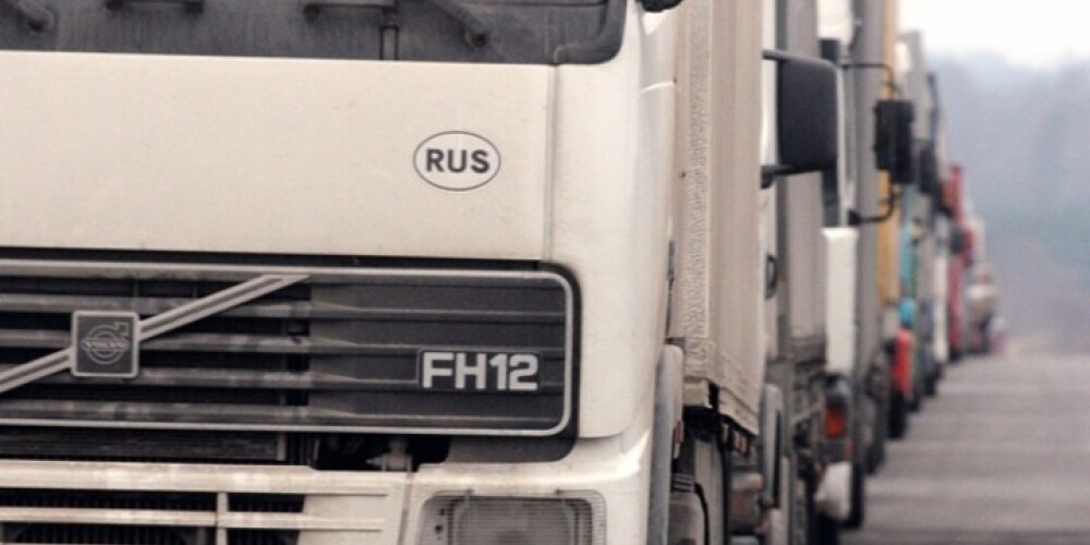 Kravas automašīnu rindas uz Latvijas-Krievijas robežas turpina sarukt