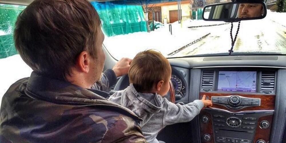 Алексей Чадов посадил полуторагодовалого сына за руль своей машины