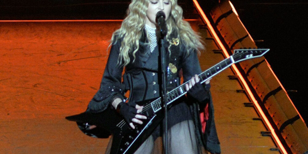 Madonna emocionāli sabrūk uz koncerta skatuves un pastāsta par atšķirtību no dēla. VIDEO