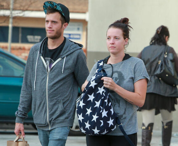 Lai gan Mindijai ir draugs, slēpošanas instruktors Spenseru Gučeonu, gaidāmā bērna tēva vārdu viņa spītīgi neatklāj.