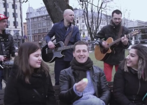 Zlidnis ar grupu "Gain Fast" 8. martā sievietēm uz ielas dāvā ziedus. VIDEO