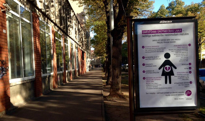 Ar šādiem stendiem Dzemdību nams centies informēt pīpējošās grūtnieces par ieraduma postu, tomēr visas tas nepārliecina.