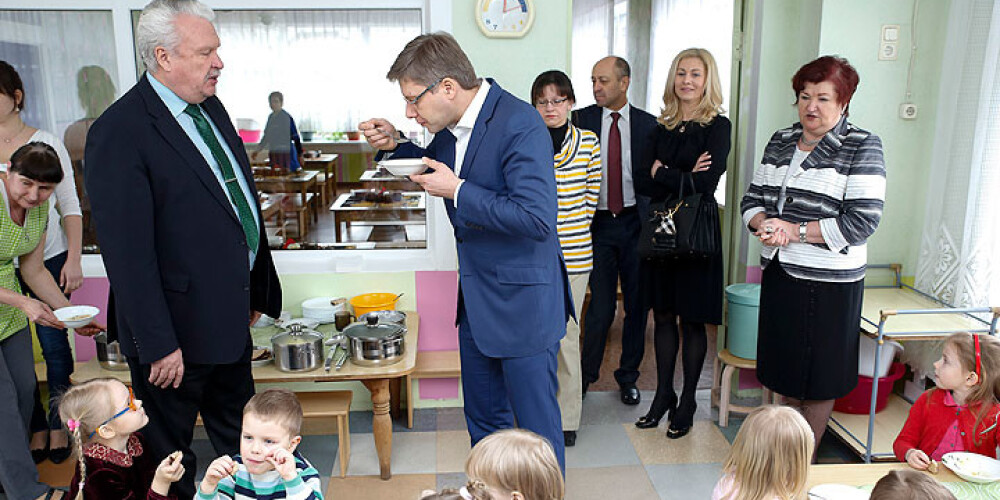Ušakovs un Dūklavs pārbauda ēdināšanas kvalitāti Rīgas mācību iestādēs