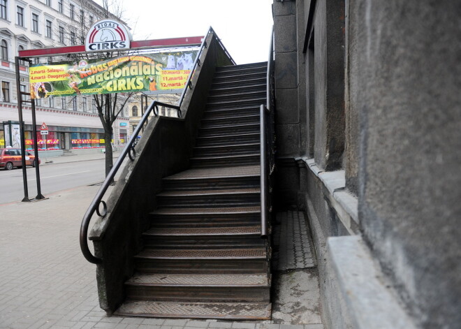 Rīgas cirka trepes, pret kurām, kā atzinusi Būvniecības valsts kontroles biroja vadība, balstās fasādes siena gar Merķeļa ielu, kura atdalījusies no ēkas.