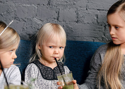 "Jā – zaļajiem kokteiļiem, nē – cukuram," latviešu māmiņas stāsta, kas palīdz bērniem nesaslimt