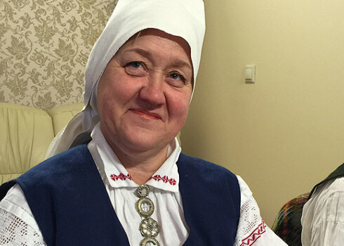 "Īstā latvju saimniece" Vija Kudiņa cep maizi ar Māras krusta svētību