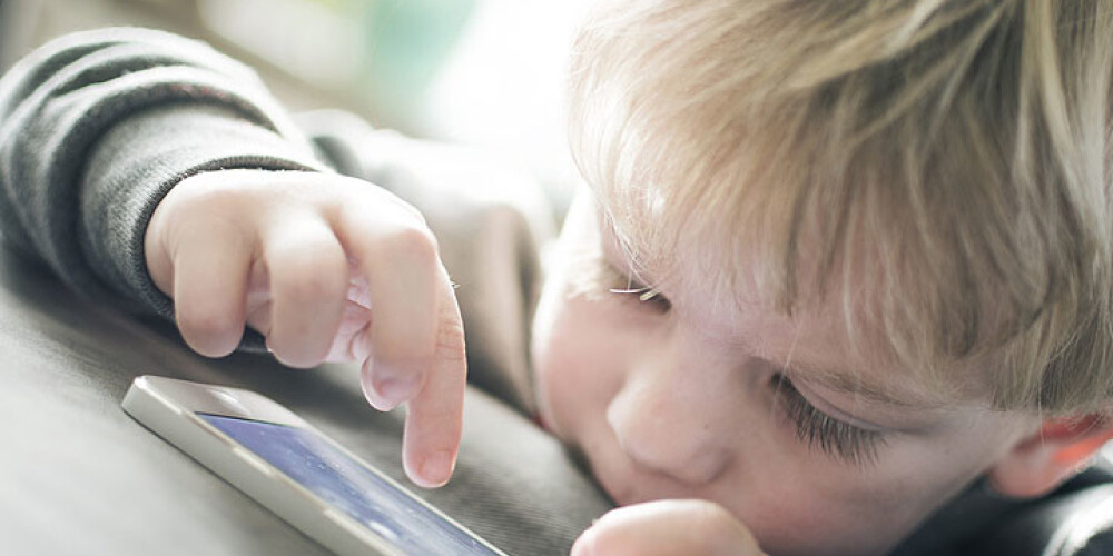 Katrs otrais bērns mobilās ierīces lieto bez pieaugušā klātbūtnes