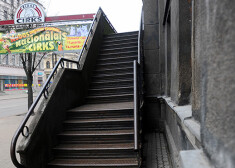 Rīgas cirka fasāde atdalījusies no ēkas un balstās pret trepēm. FOTO