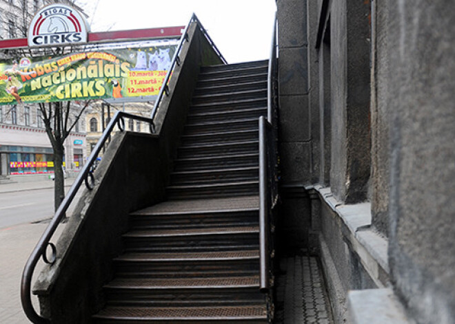 Rīgas cirka fasāde atdalījusies no ēkas un balstās pret trepēm. FOTO