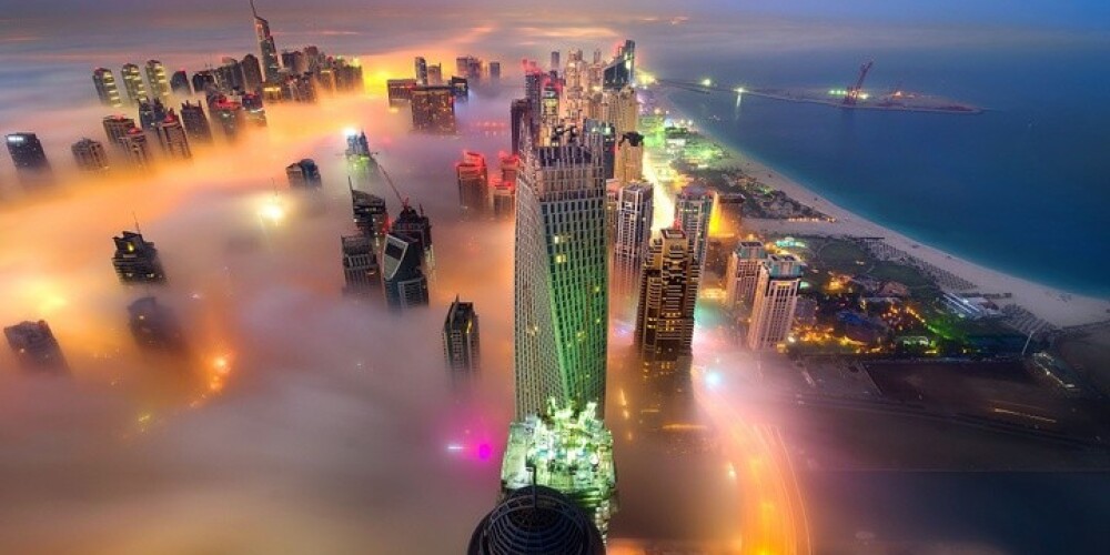 Nereāli skaisti: tā Dubaija ietinas dūmakā. FOTO. VIDEO