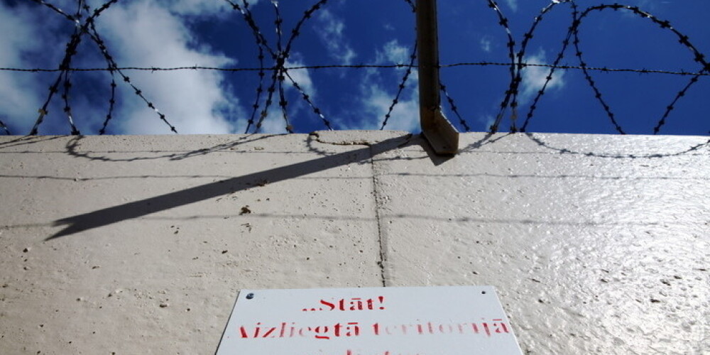 Aizturēto nelegāļu cietumu Muceniekos ieskaus trīsmetrīgs betona žogs