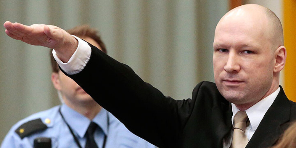 Masu slepkava Bērings-Breivīks ierodas tiesā ar nacistu sveicienu