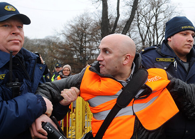 Kremļa propagandists turpināja ālēties arī policijas iecirknī; viņš atbrīvots. VIDEO