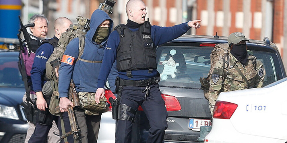 Briselē turpinās pretterorisma operācija saistībā ar Parīzes slaktiņu. FOTO