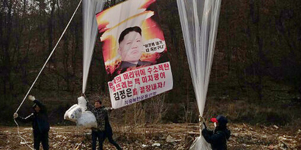 Ziemeļkorejā par plakāta zādzību amerikāņu studentam piespriež 15 gadus spaidu darbos