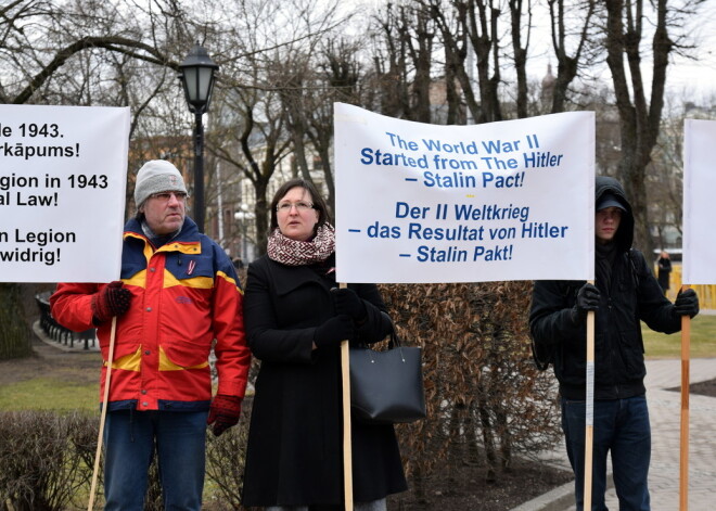 Pie Vācijas vēstniecības notiek pikets par PSRS un nacistiskās Vācijas īstenoto prettiesisko rīcību okupētās Latvijas teritorijā 2. pasaules kara laikā.