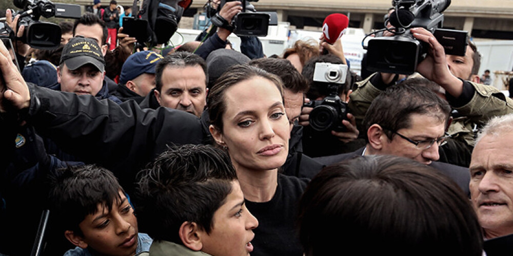 Анджелина Джоли посетила лагерь сирийских беженцев в Греции. ФОТО