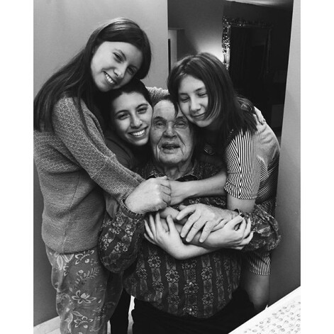 Дети Меладзе с бабушкой