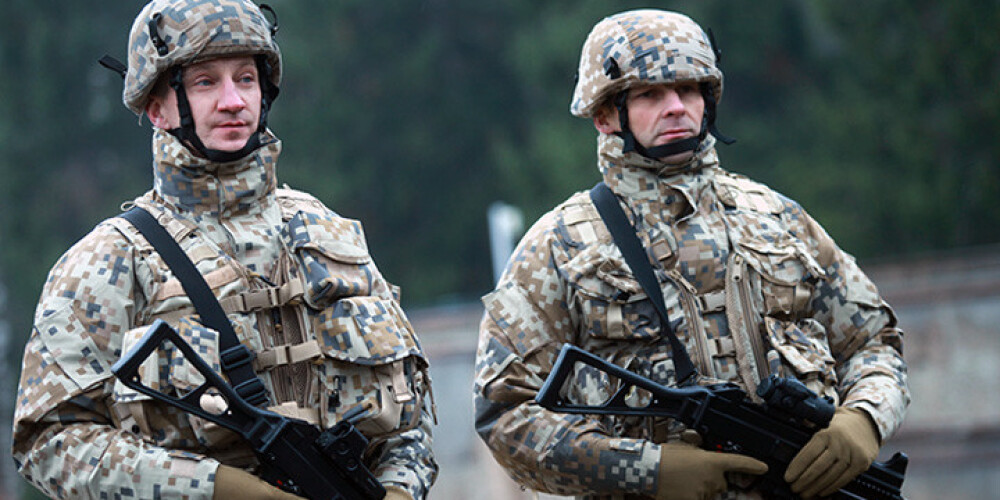 Gandrīz puse Latvijas iedzīvotāju gatavi ar ieročiem rokās aizstāvēt dzimteni