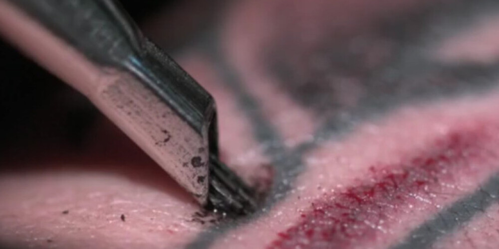 Lūk, kāpēc tas tik ļoti sāp. Tetovēšana tuvplānā un palēninājumā. VIDEO