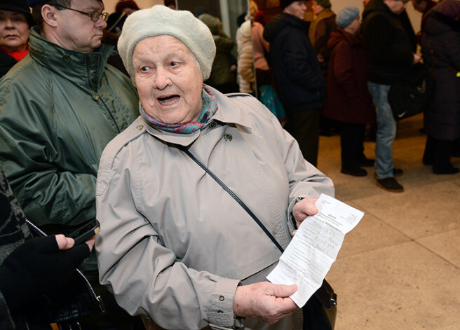 Vilma no Cēsīm izstāsta, ka no mājām centusies sazvanīt slimnīcu 16 reizes, taču bez rezultātiem. Tādēļ mazdēls viņu atvedis izstāvēt rindu.