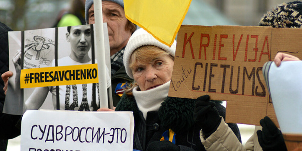 Cilvēki iepretim Krievijas vēstniecībai pauž atbalstu apcietinājumā turētajai Savčenko. FOTO