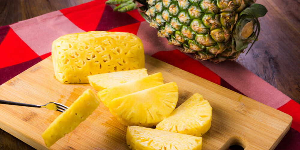 Receptes, kā ēšanai sagatavot augli ar raksturu - ananasu