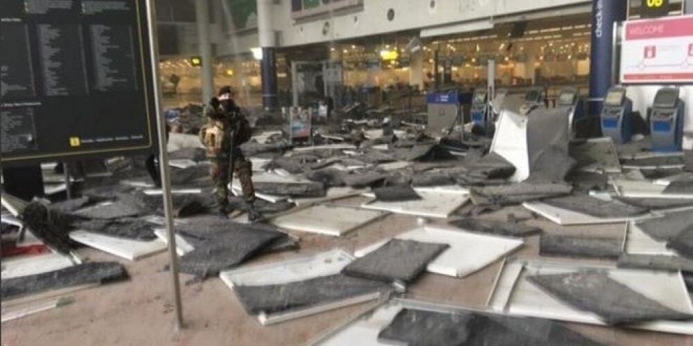 В результате взрывов в аэропорту Брюсселя погибли более 15 человек