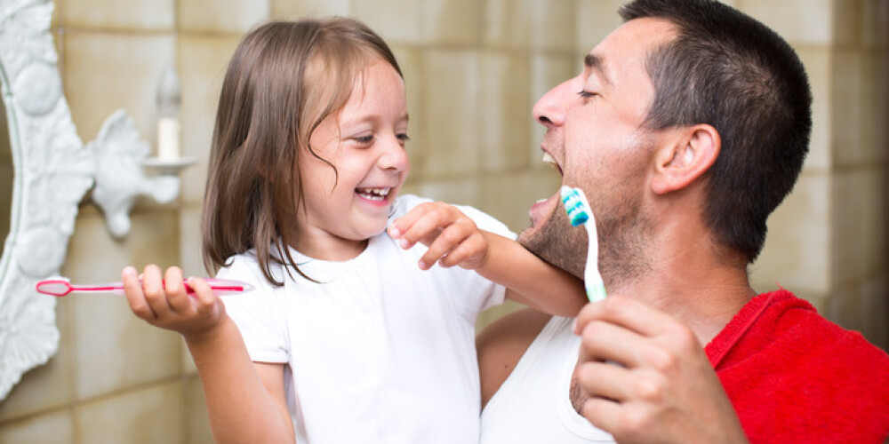 6 ieteikumi, kā bērniem padarīt zobu tīrīšanu jautrāku
