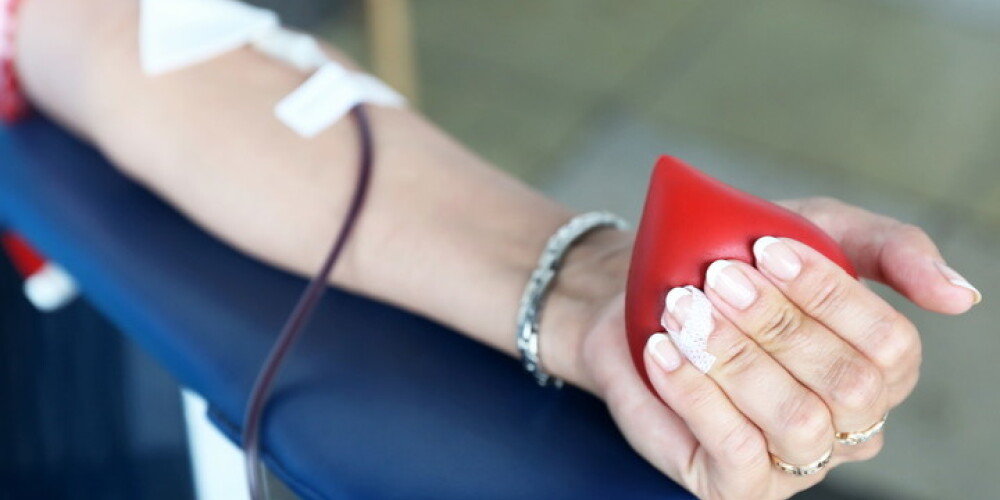 Pirms Lieldienu brīvdienām būtiski samazinājušies asins krājumi; aicina aktīvi ziedot
