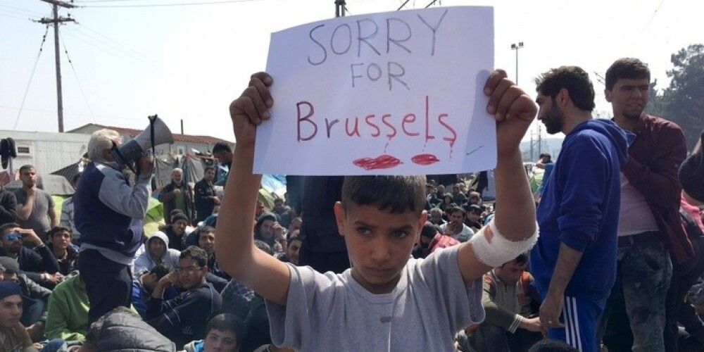 Dienas bilde: migrantu zēns ar plakātu "Žēl par Briseli"