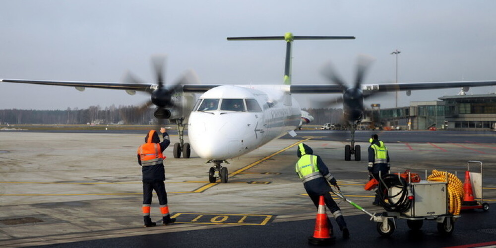 "airBaltic" lidmašīna no Amsterdamas ilgāku laiku nespēj izlidot uz Rīgu