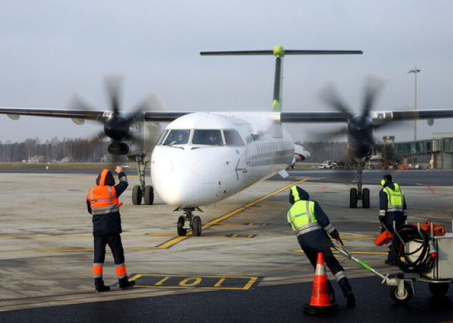 "airBaltic" lidmašīna no Amsterdamas ilgāku laiku nespēj izlidot uz Rīgu