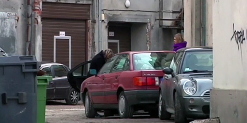 Policisti Rīgas centrā nekaunīgi pārkāpj likumus - savus auto liek zem "ķieģeļa". VIDEO