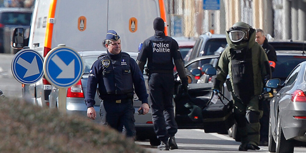 Briselē atkal sprādziens, policija islāmistu perēklī īsteno jaunu pretterorisma operāciju. FOTO
