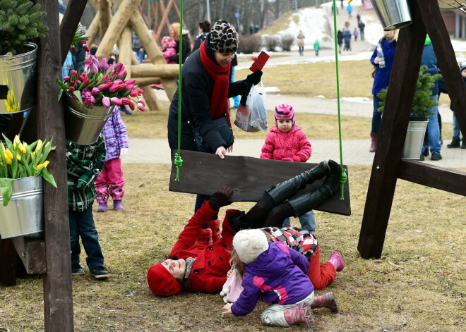 Siguldā norisinās pirmais šūpoļu festivāls "Latvija šūpojas Siguldā".