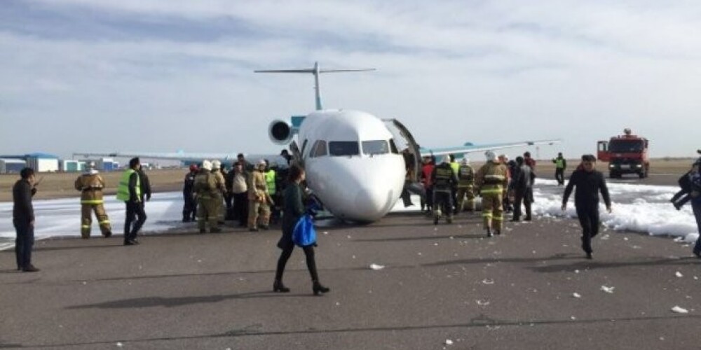 Dramatiska piezemēšanās Astanā: aviolaineris ar 116 pasažieriem nolaižas bez šasijas. VIDEO