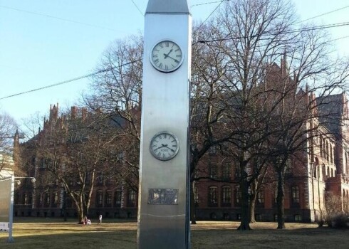 Viens no laikrāžiem Rīgas centrā par laiku meloja. Kādu brīdi.