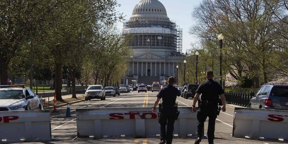 Vašingtonā atskan šāvieni; slēdz ASV Kapitoliju un Balto namu