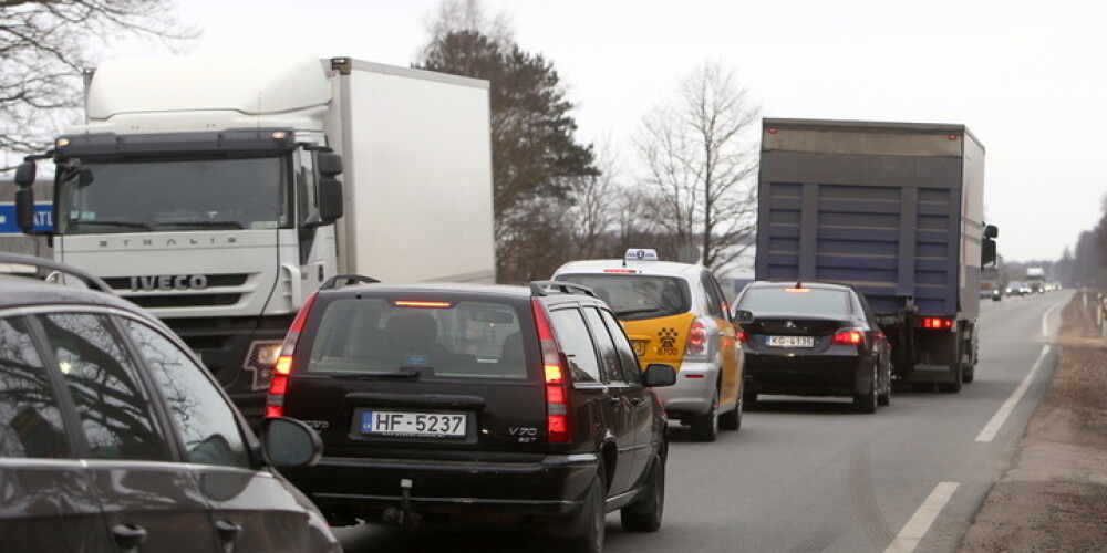 Pilsētnieku straumes pēc svētkiem atgriežas Rīgā; brīdina par sastrēgumiem