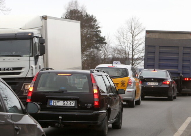 Pilsētnieku straumes pēc svētkiem atgriežas Rīgā; brīdina par sastrēgumiem