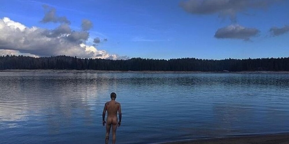 Джастин Бибер вновь сверкнул голым задом в соцсетях