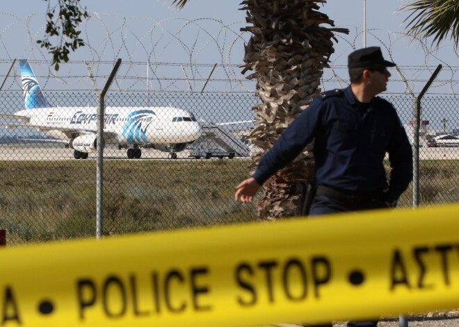 Kipras lidostā nosēdusies nolaupīta "EgyptAir" lidmašīna "Boeing 737-800"