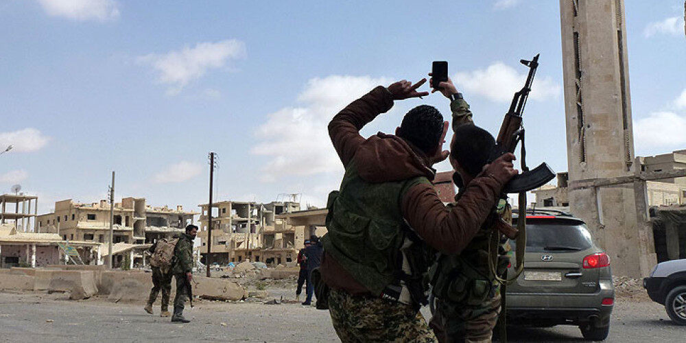 Sīrijas armija pēc Palmīras atgūšanas turpina uzbrukumu "Islāma valstij"