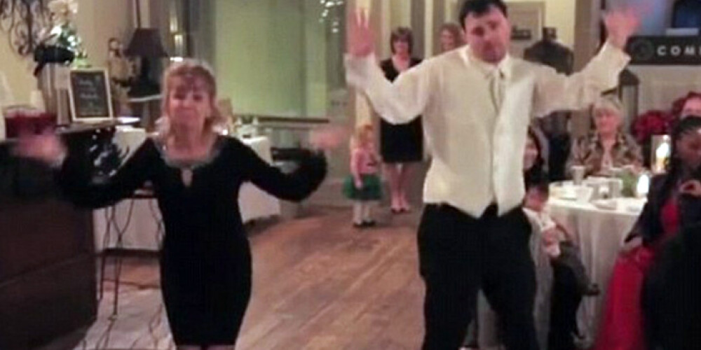 Ko tādu katru dienu neredzēsi! Episka mammas un dēla deja kāzās. VIDEO