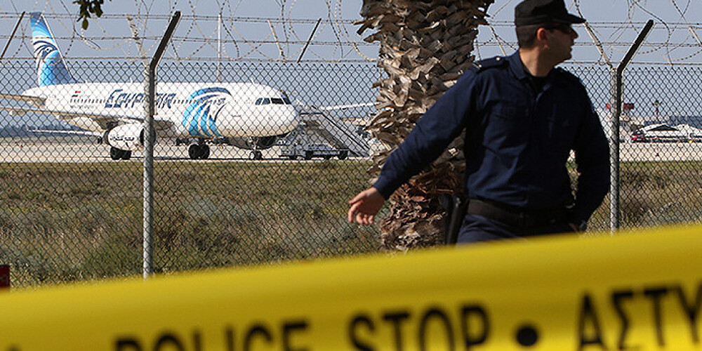 Ēģiptes lidmašīnas ar 82 cilvēkiem nolaupīšana izrādījusies mīlas drāma