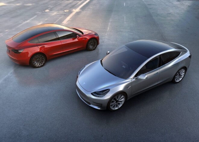 "Tesla" prezentē zemo izmaksu automašīnu "Model 3"